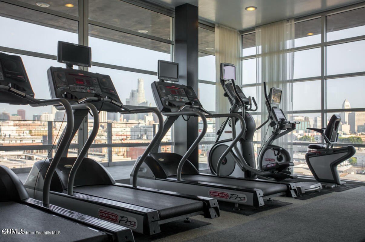 527 Molino Street, Unit 220 Los Angeles, CA 90013 - Photo 13 of 13 a room with gym equipment
