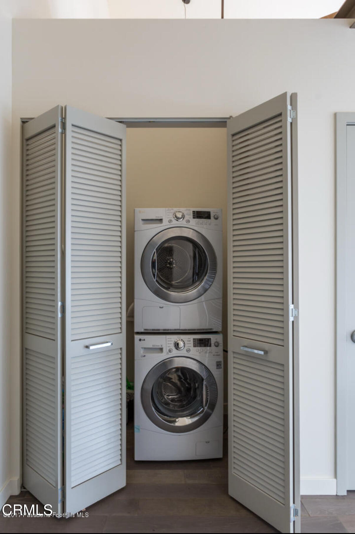 527 Molino Street, Unit 220 Los Angeles, CA 90013 - Photo 10 of 13 a utility room with dryer and washer