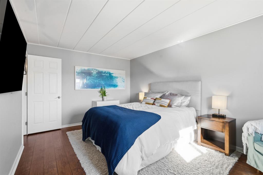 5 Bayard Road, Unit 810 Pittsburgh, PA 15213 - Photo 21 of 43 a bedroom with double bed and a window