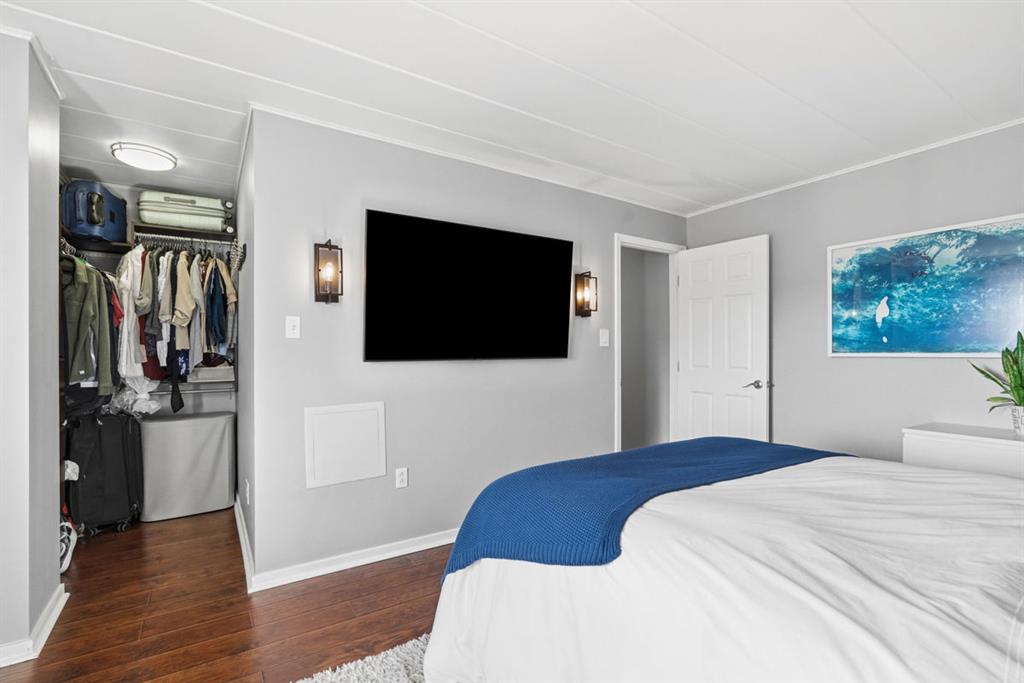 5 Bayard Road, Unit 810 Pittsburgh, PA 15213 - Photo 22 of 43 a bedroom with a bed and a flat screen tv
