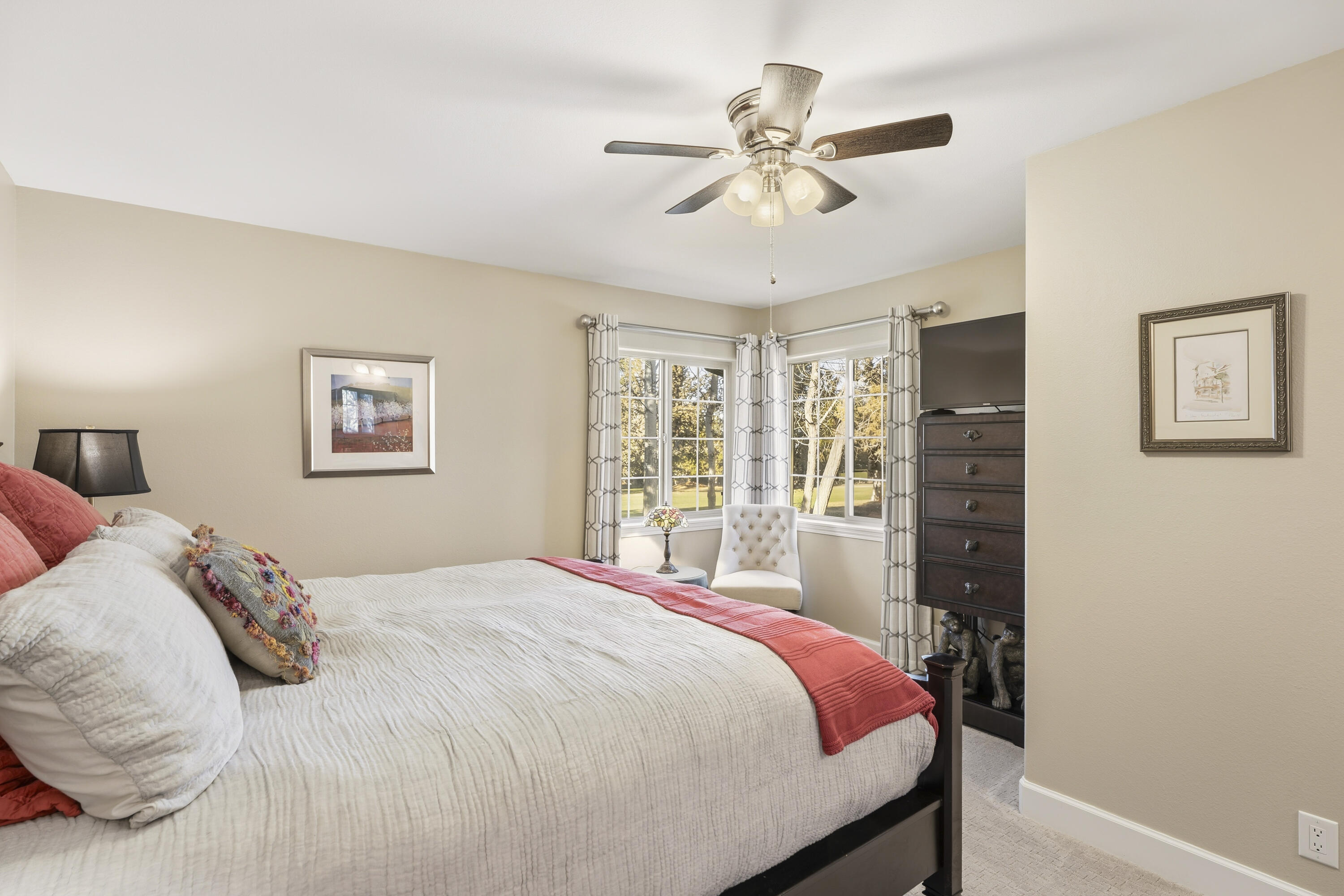 2001 Condor Court Redmond, OR 97756 - Photo 28 of 39 Guest bedroom