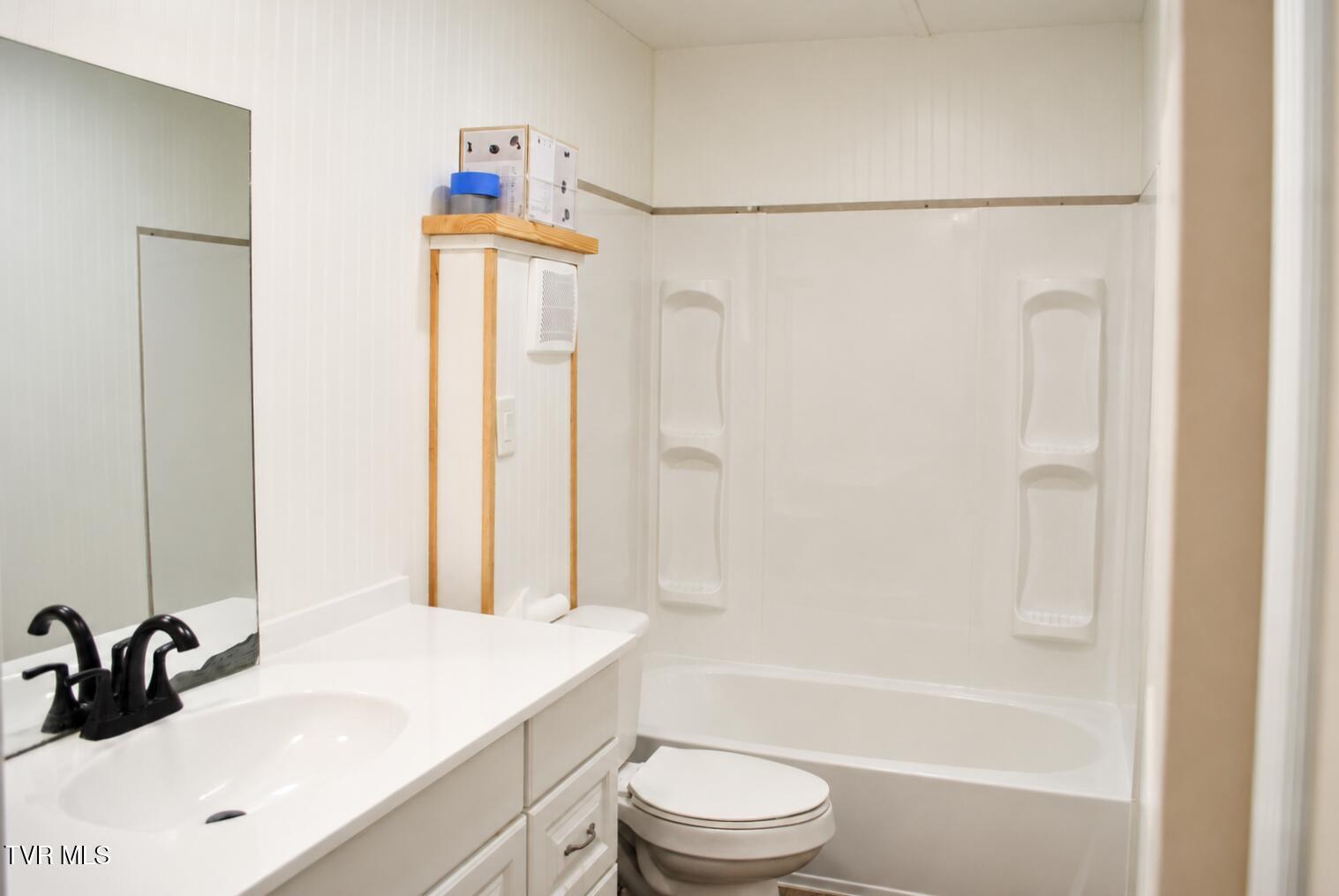 225 Shaw Road Chuckey, TN 37641 - Photo 22 of 33 Hall Bathroom