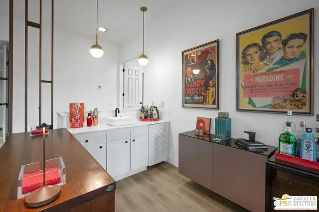 a large kitchen with kitchen island a large island in it