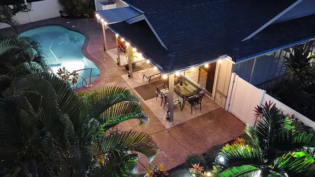 a view of a backyard