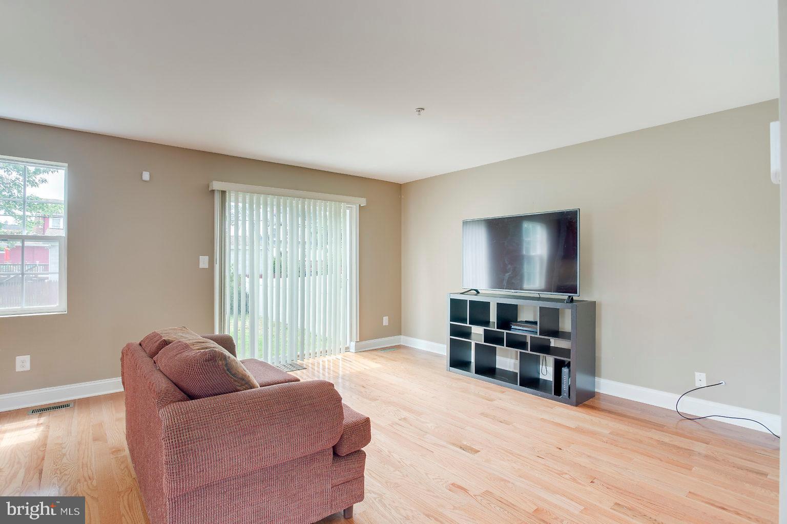 2815 Virginia Avenue Halethorpe, MD 21227 - Photo 19 of 44 Family room