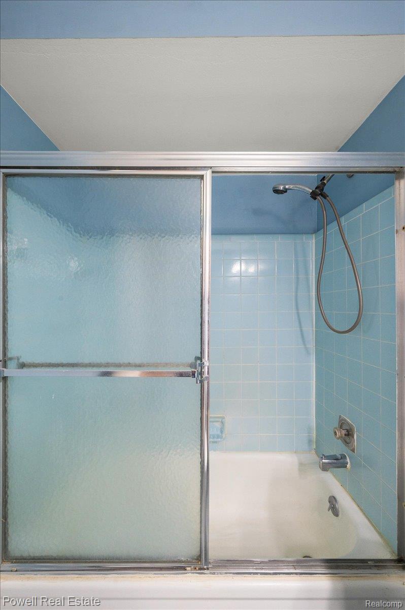 1938 Allenway Court Rochester, MI 48309 - Photo 30 of 39 Second Floor Bathroom. (2 of 2)