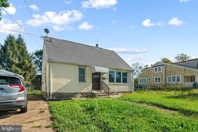 a view of a house with a backyard