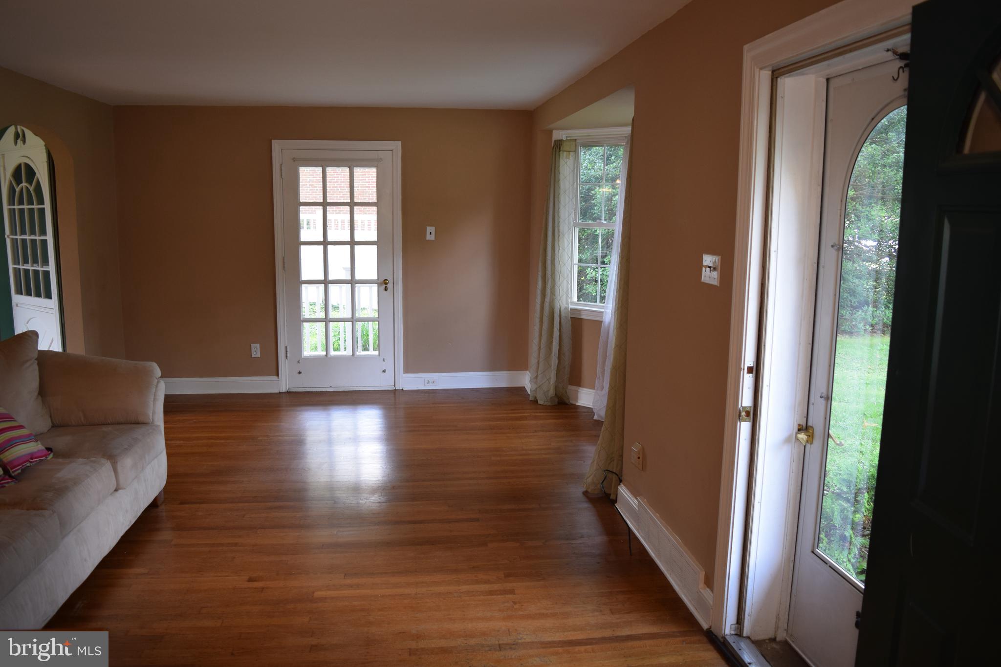 719 Buttonwood Drive Springfield, PA 19064 - Photo 4 of 31 719 Buttonwood Drive Living Room