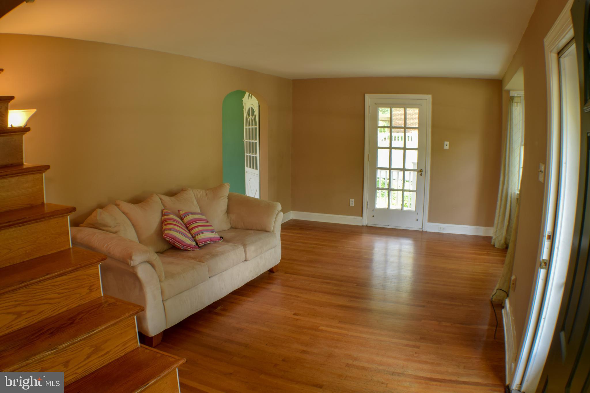 719 Buttonwood Drive Springfield, PA 19064 - Photo 5 of 31 719 Buttonwood Drive Living Room
