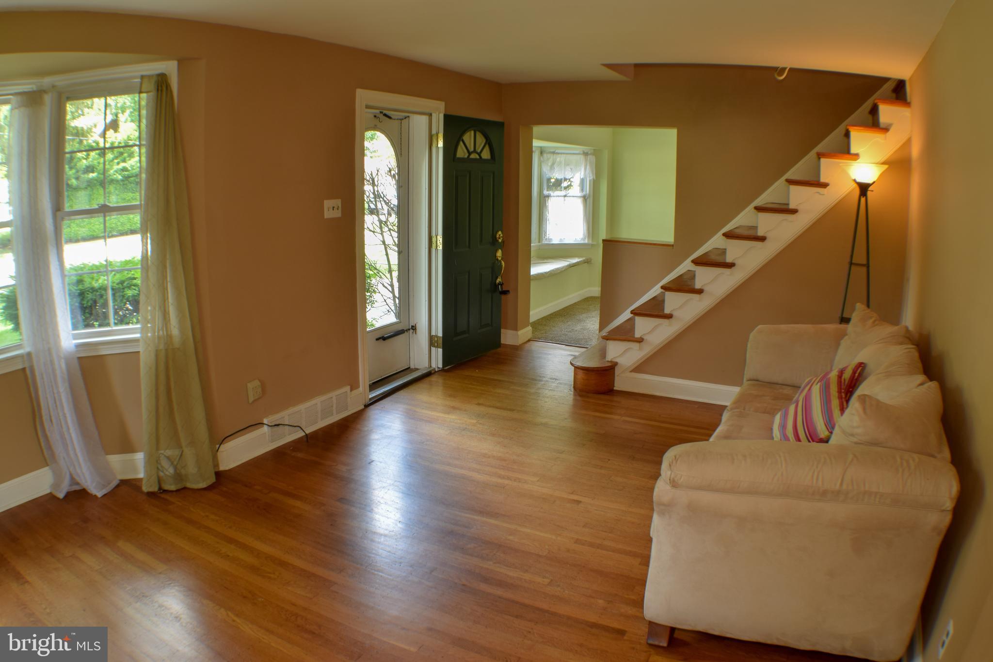 719 Buttonwood Drive Springfield, PA 19064 - Photo 6 of 31 719 Buttonwood Drive Living Room