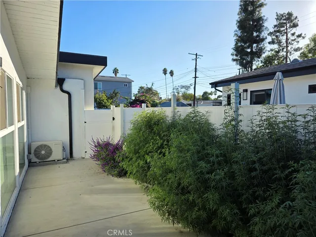 a view of a house with backyard and garden