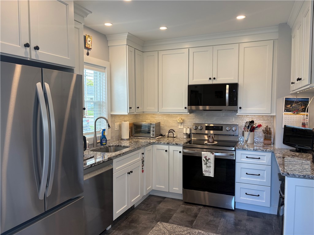 65 Maple Avenue Middletown, RI 02842 - Photo 11 of 24