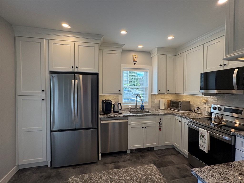 65 Maple Avenue Middletown, RI 02842 - Photo 12 of 24