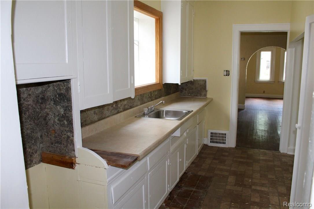 5759 Yorkshire Road Detroit, MI 48224 - Photo 16 of 29 img_0406.jpg