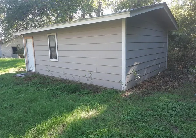 a view of a backyard