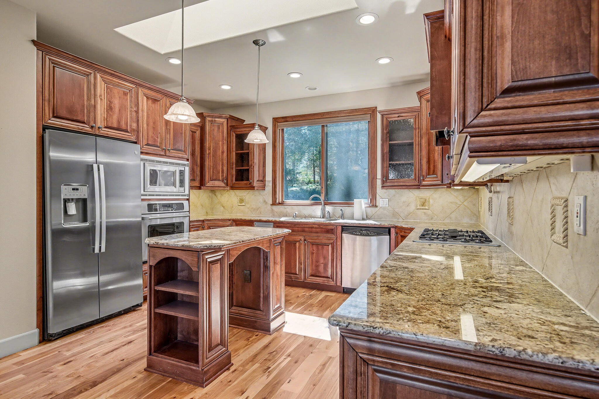 19305 Brookside Way Bend, OR 97702 - Photo 9 of 47 Beautiful open kitchen off great room