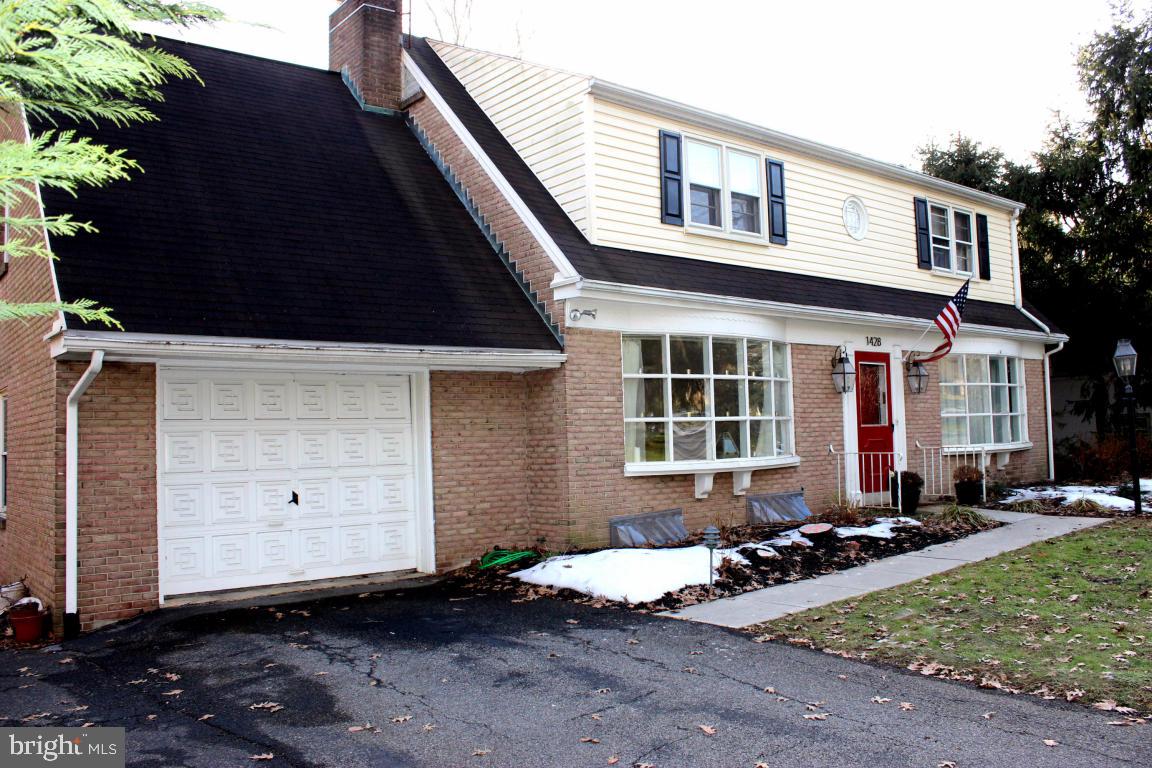 1428 Hillcrest Road Lancaster, PA 17603 - Photo 2 of 25 Gallery Image 2