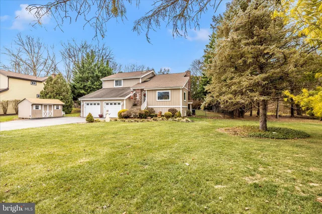 a view of a house with backyard