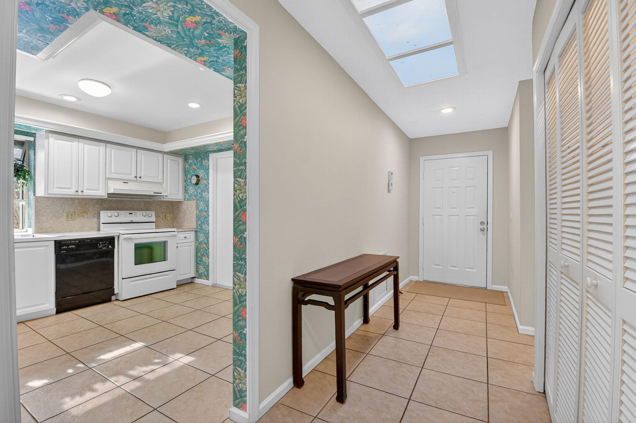 10 Ridge Pointe Drive, Unit D Boynton Beach, FL 33435 - Photo 12 of 49 10-web-or-mls-DSC_3607