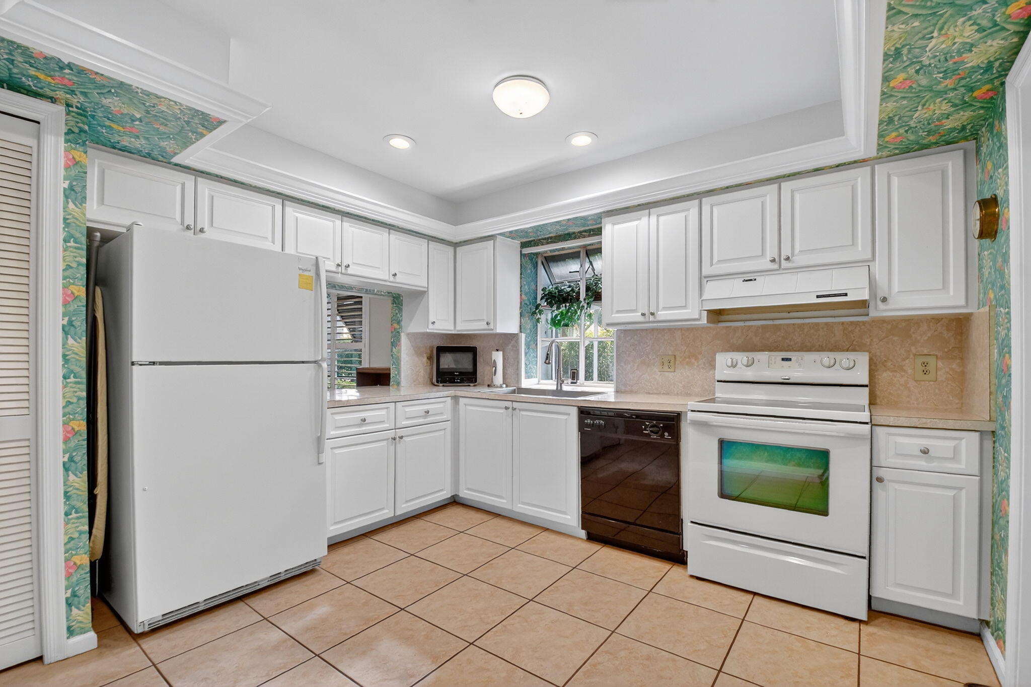 10 Ridge Pointe Drive, Unit D Boynton Beach, FL 33435 - Photo 14 of 49 12-web-or-mls-DSC_3619