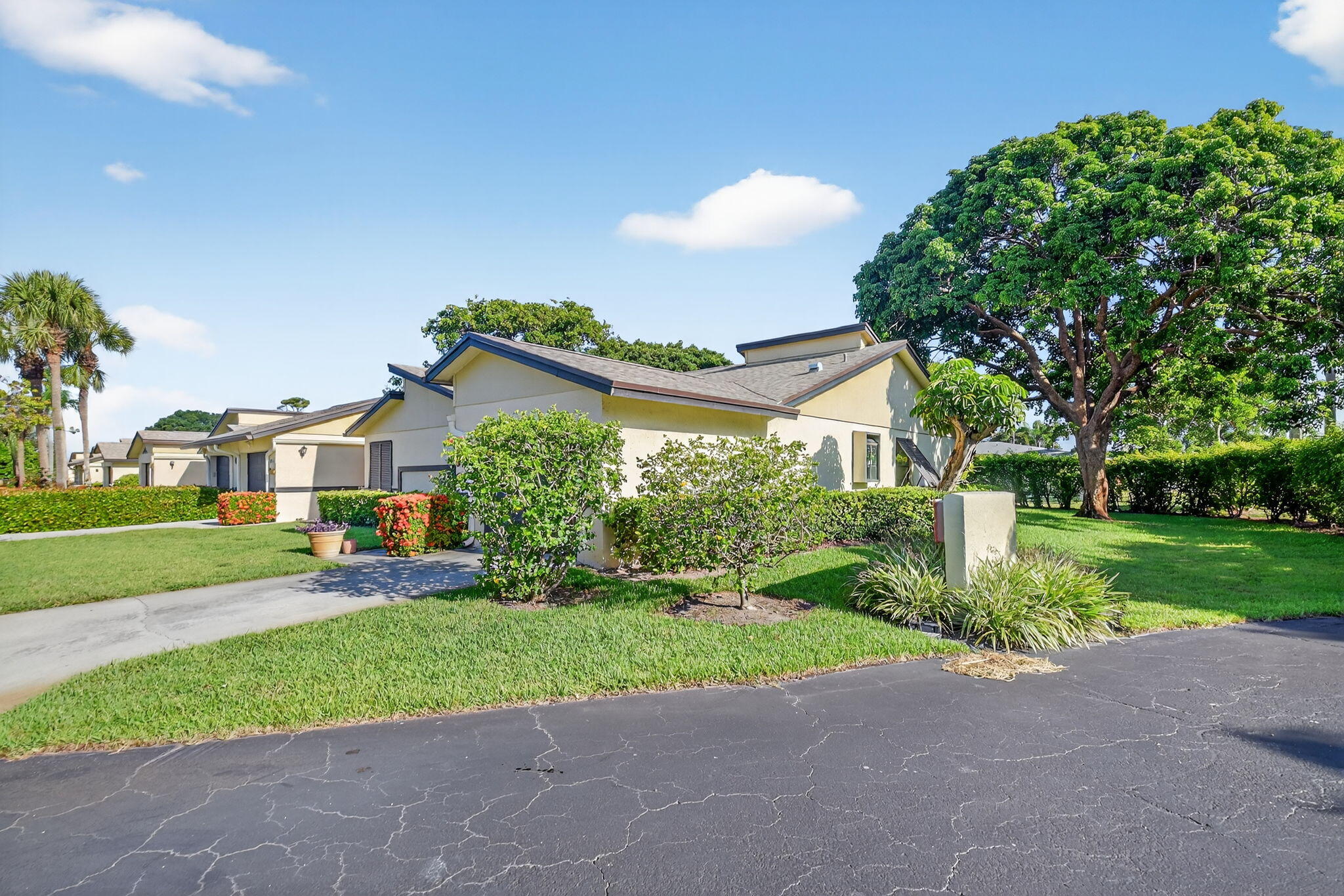 10 Ridge Pointe Drive, Unit D Boynton Beach, FL 33435 - Photo 4 of 49 Villa for sale 55+ Boynton Beach