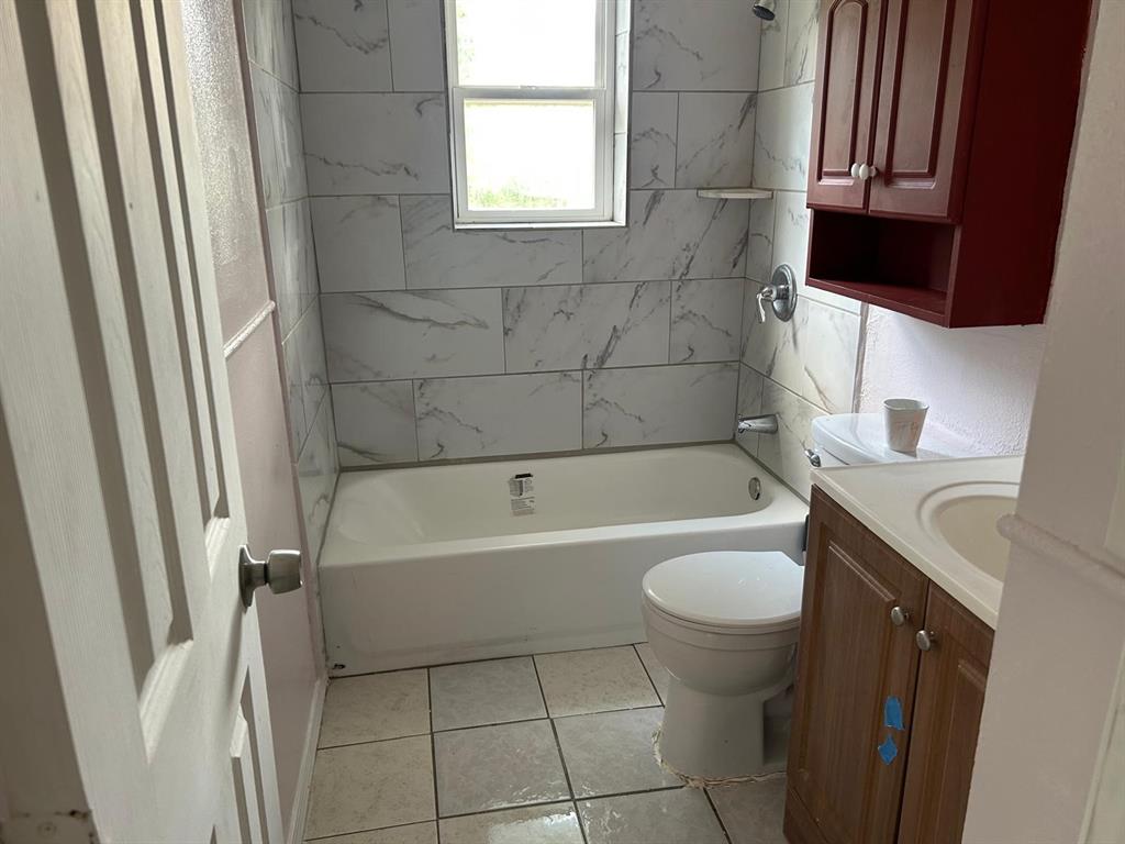 10034 Mill Valley Lane Dallas, TX 75217 - Photo 6 of 18 a bathroom with a sink a toilet and bathtub
