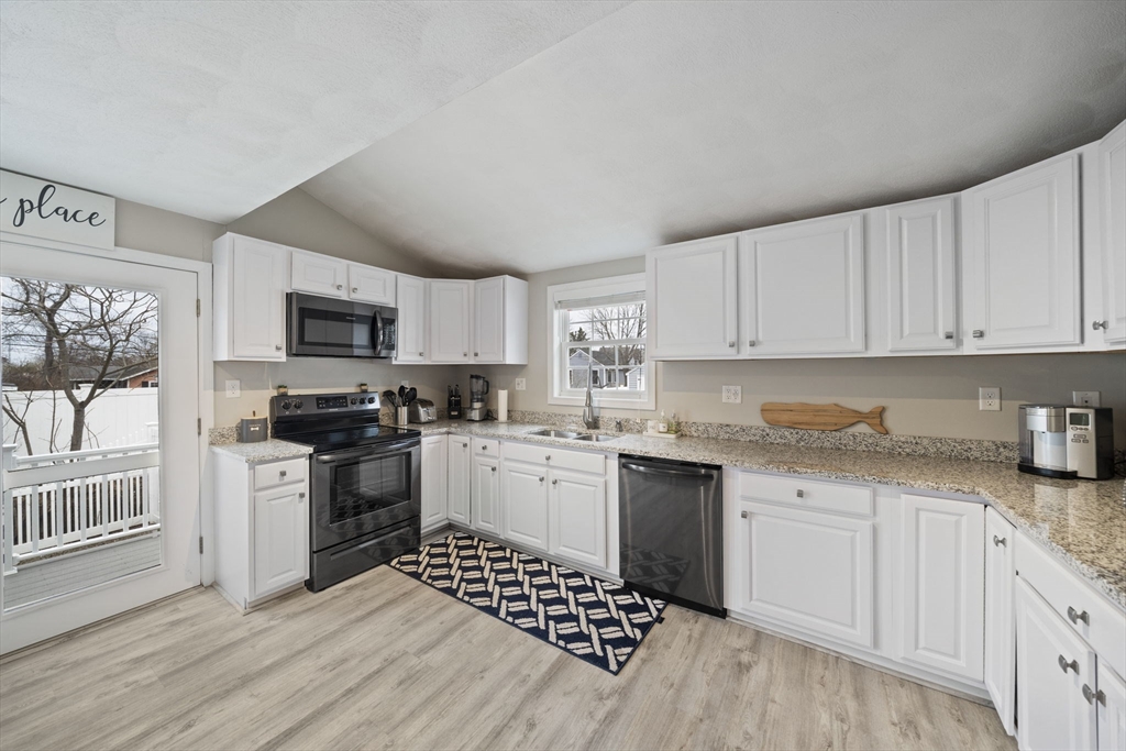 4 Fremont Road Marshfield, MA 02050 - Photo 5 of 38