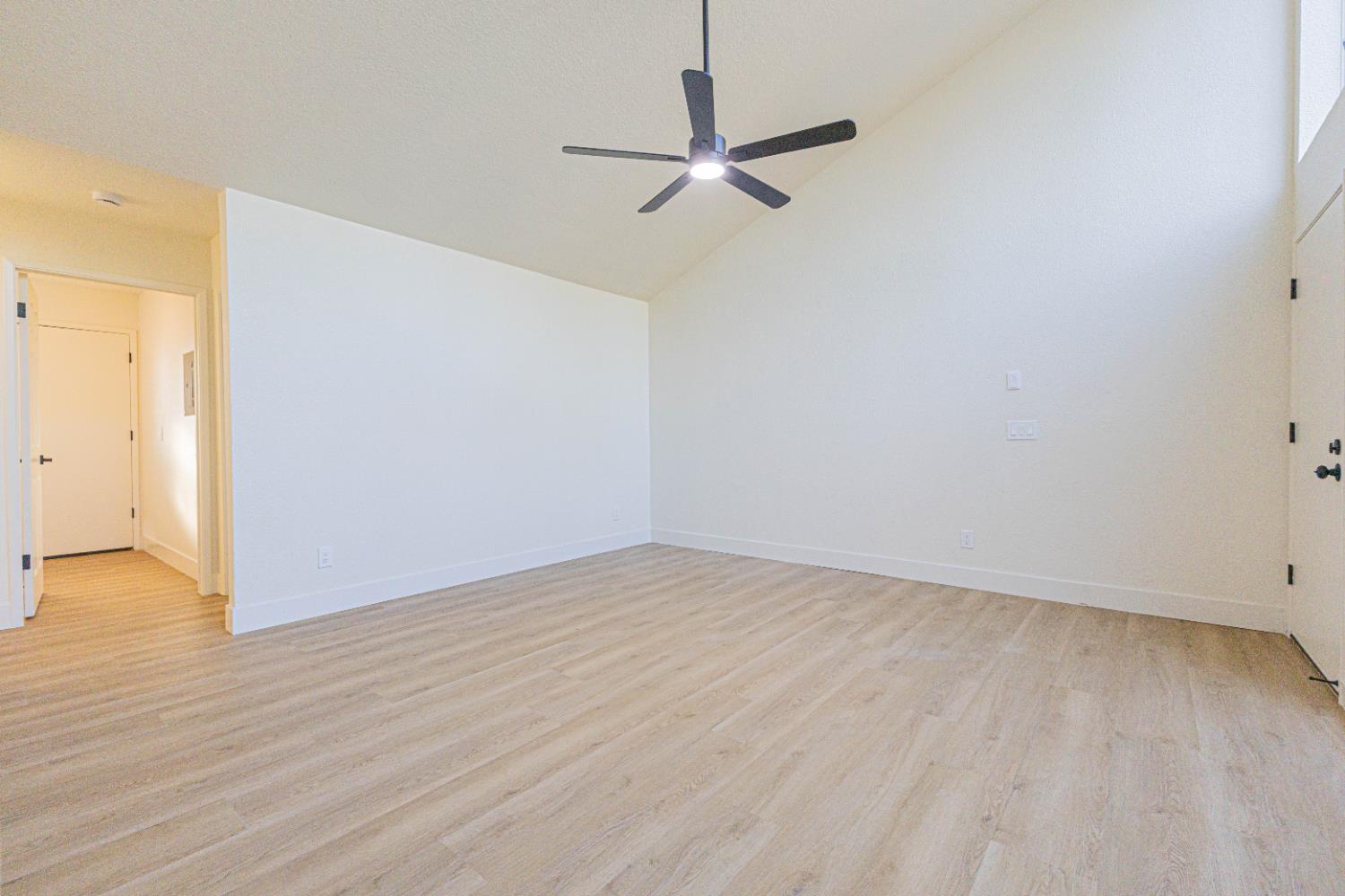 5965 East Shields Avenue, Unit 111 Fresno, CA 93727 - Photo 3 of 22