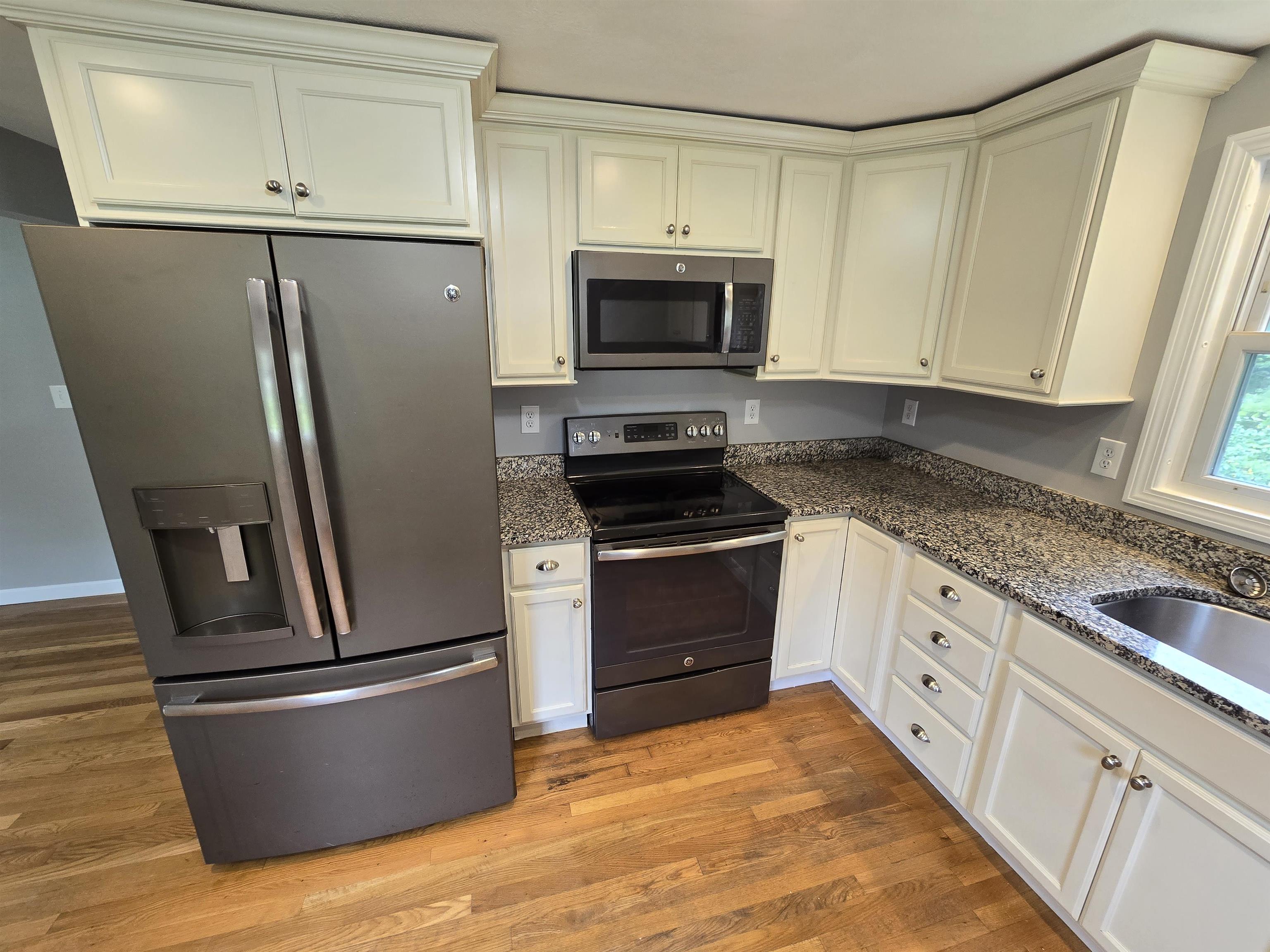 7 Loretta Avenue Pelham, NH 03076 - Photo 2 of 33