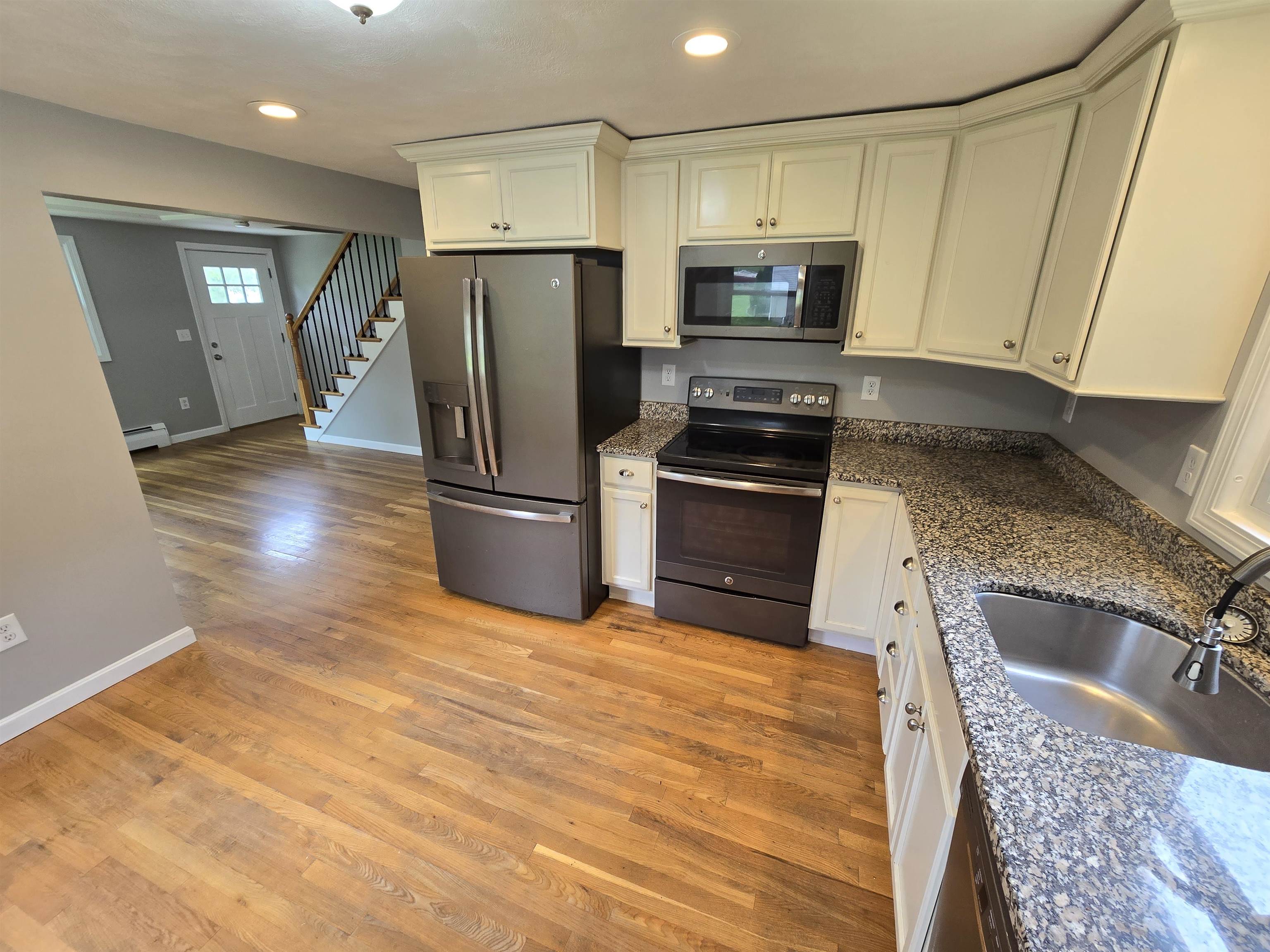 7 Loretta Avenue Pelham, NH 03076 - Photo 3 of 33