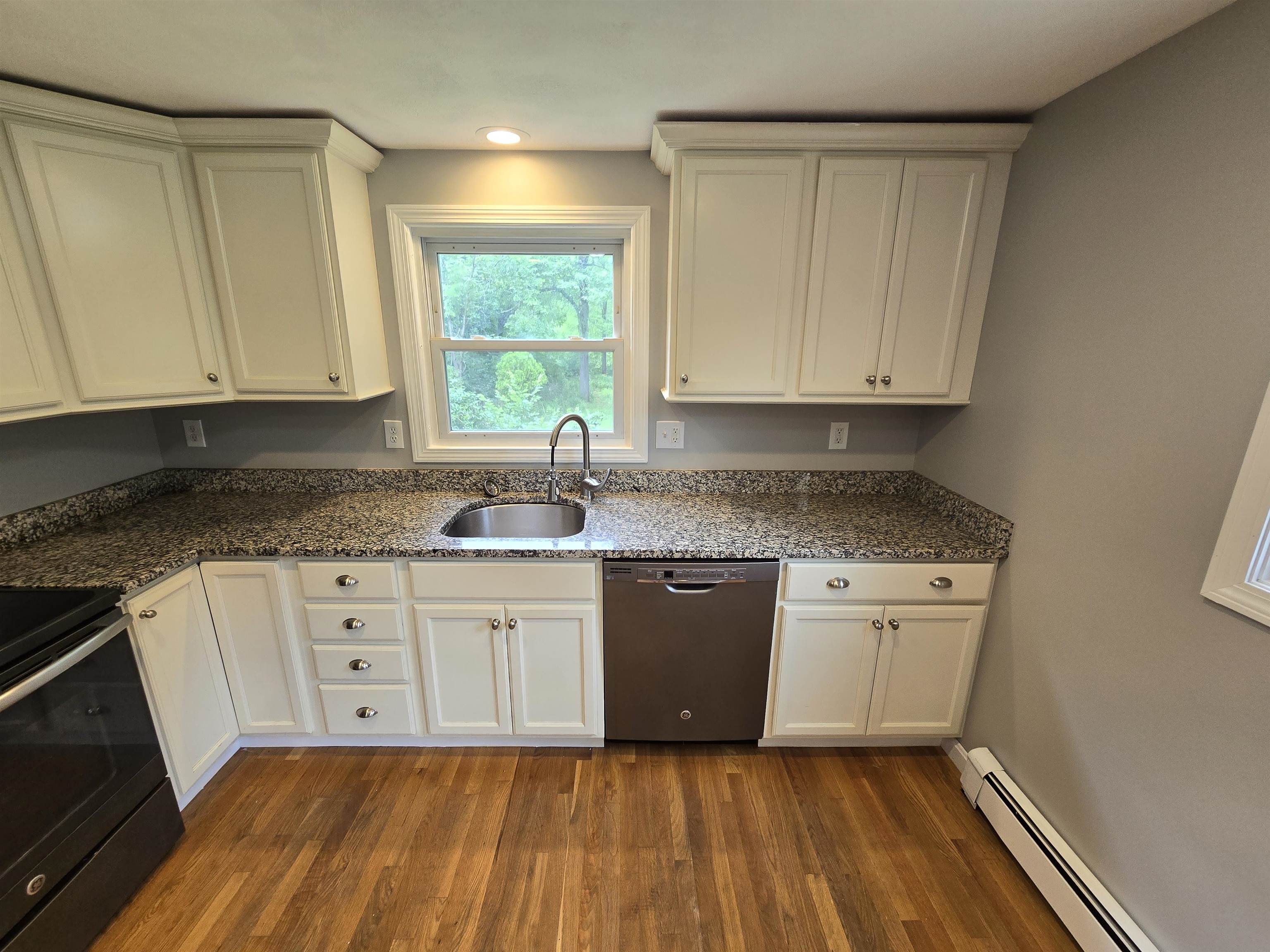 7 Loretta Avenue Pelham, NH 03076 - Photo 4 of 33