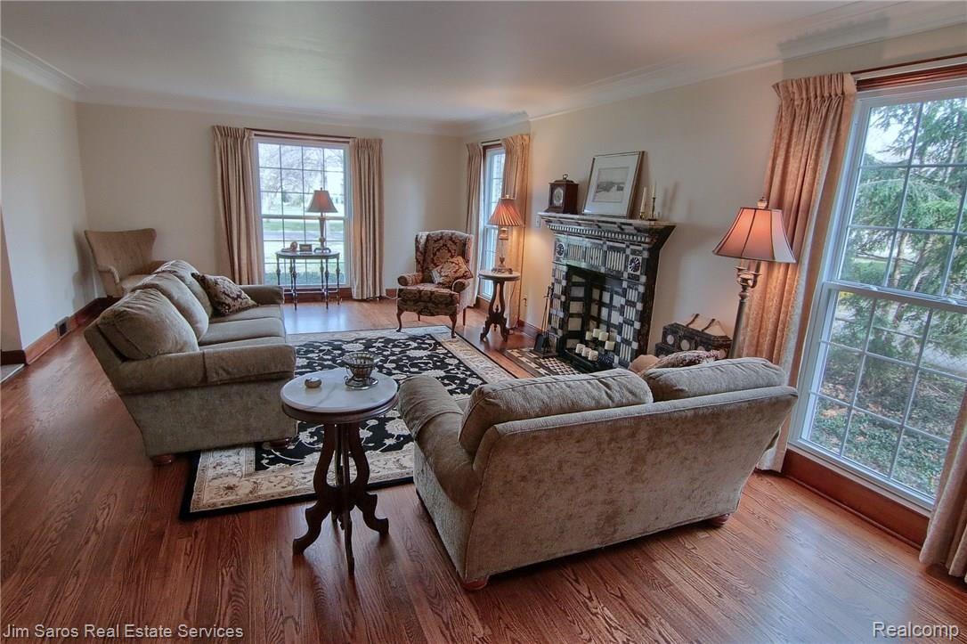 765 Middlesex Road Grosse Pointe, MI 48230 - Photo 14 of 38 Living_Room_2nd_View.jpg
