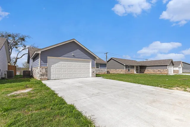 $1,695 | 417 Whitney Court, Rio Vista, TX 76093