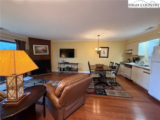 $349,900 | 908 Chetola Lake Drive, Unit 303 WREN, Blowing Rock, NC 28605