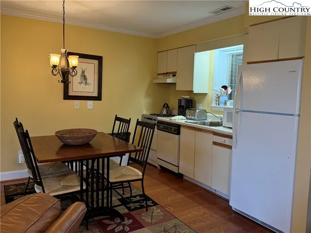 $349,900 | 908 Chetola Lake Drive, Unit 303 WREN, Blowing Rock, NC 28605