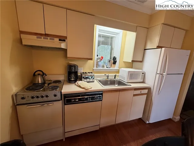 $349,900 | 908 Chetola Lake Drive, Unit 303 WREN, Blowing Rock, NC 28605