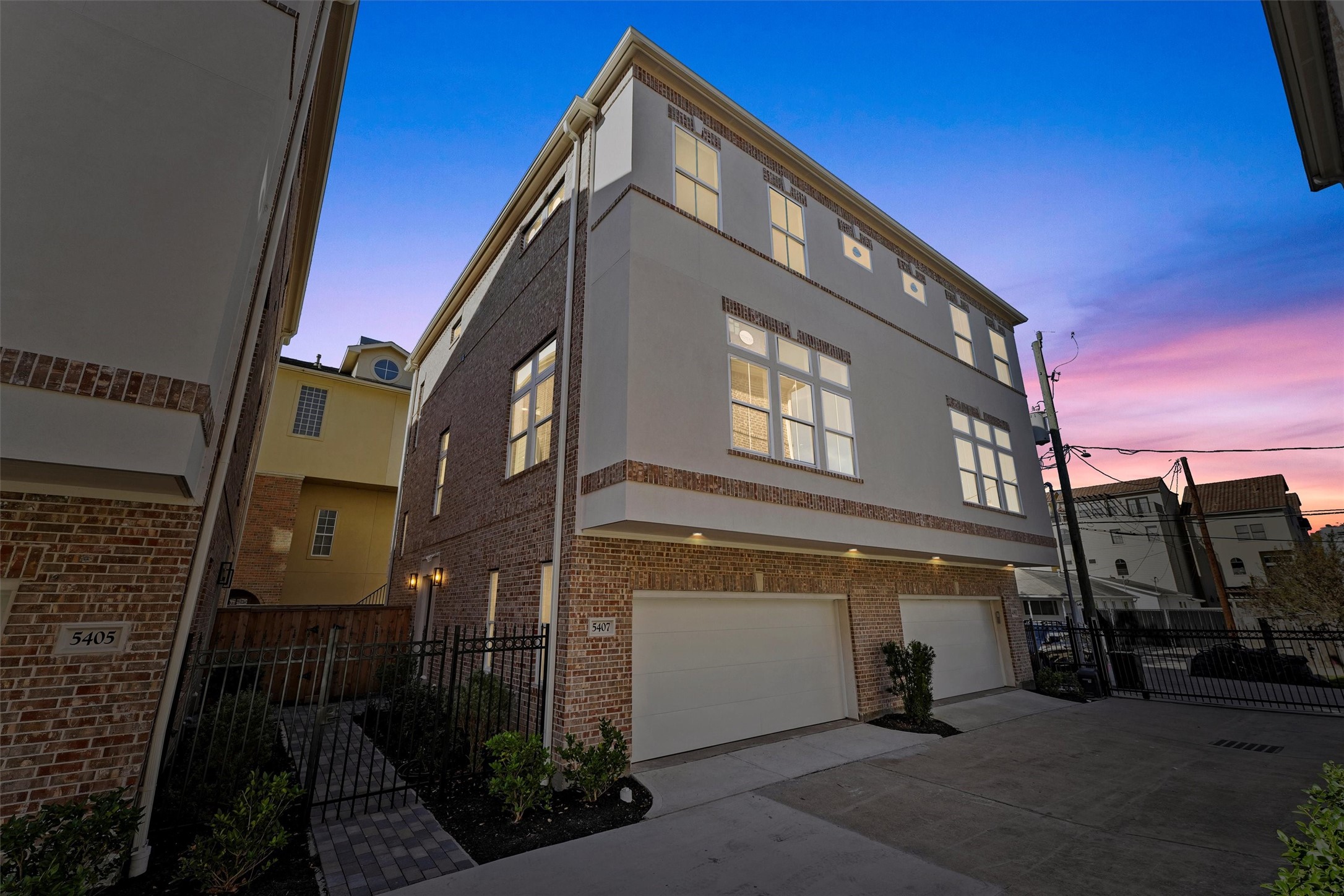 5407 Dickson Street Houston, TX 77007 - Photo 2 of 31 a view of a building