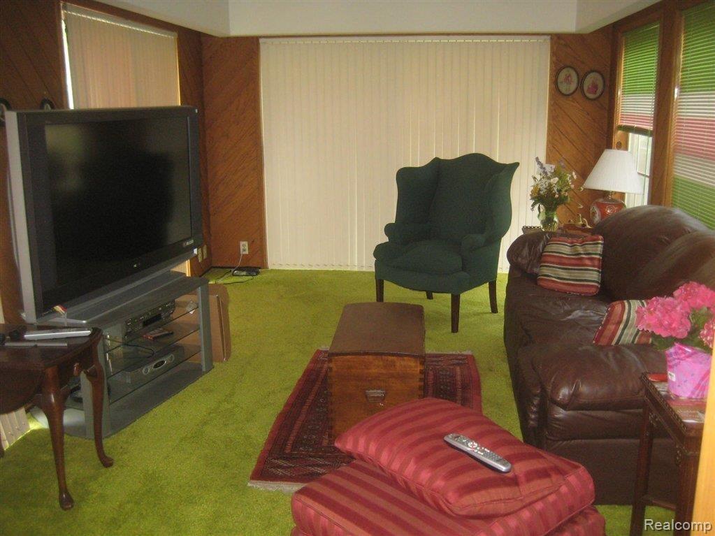 316 Cloverly Road Grosse Pointe, MI 48236 - Photo 11 of 24 011.JPG
