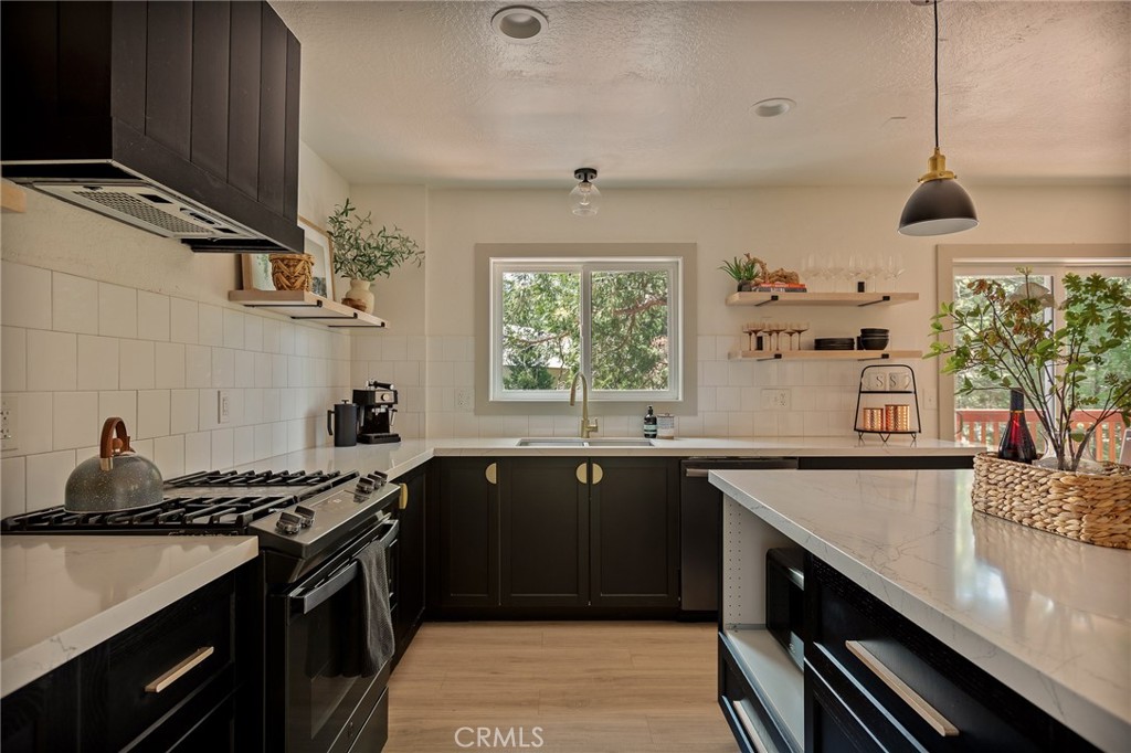 373 Summit Road Lake Arrowhead, CA 92352 - Photo 26 of 41 a kitchen with granite countertop a sink stove and cabinets