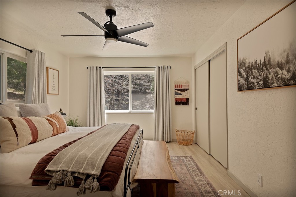 373 Summit Road Lake Arrowhead, CA 92352 - Photo 28 of 41 a bedroom with a bed and a window