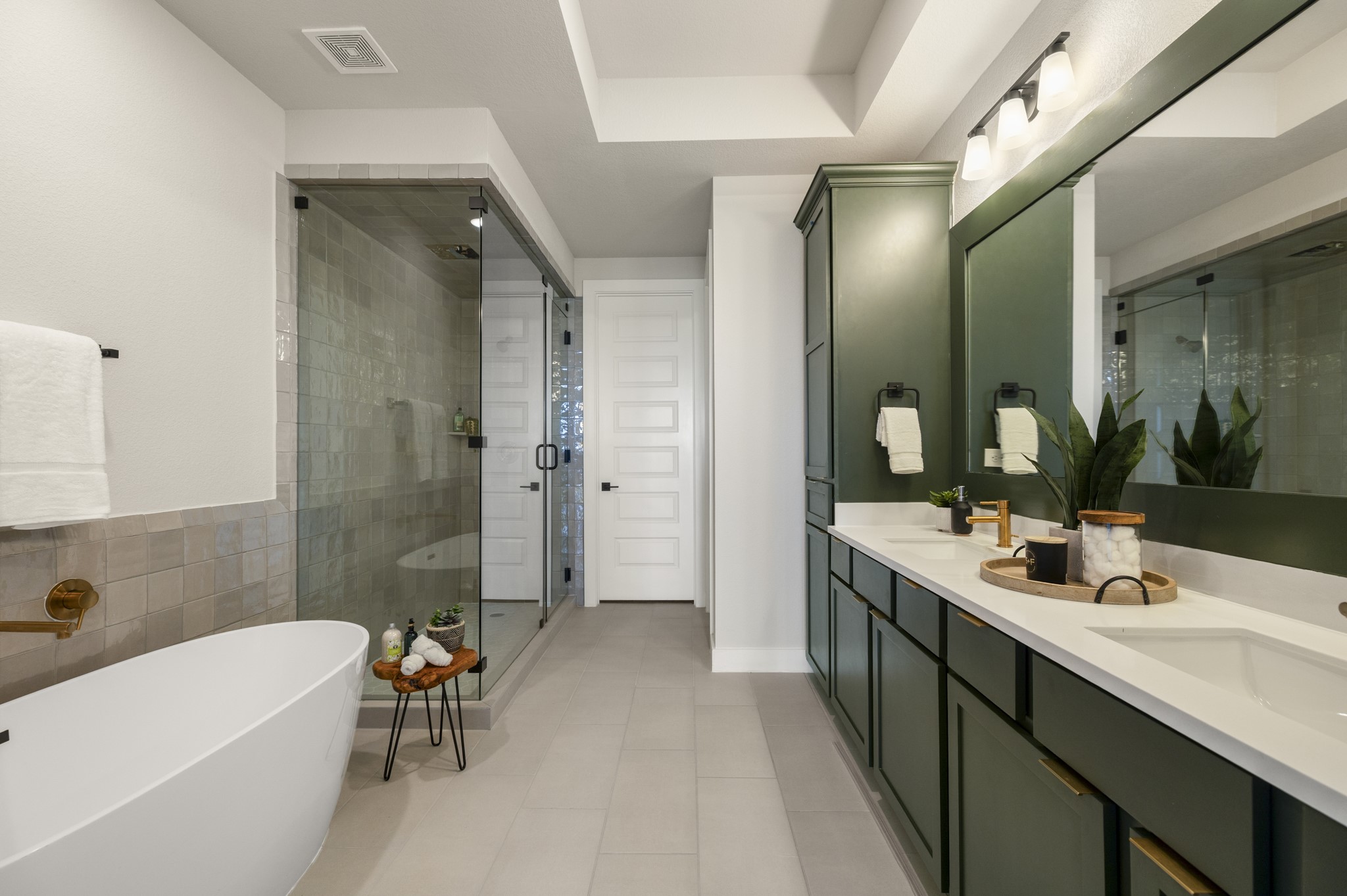 4412 Tucker Lane Seabrook, TX 77586 - Photo 15 of 41 a bathroom with a tub a sink and a large mirror