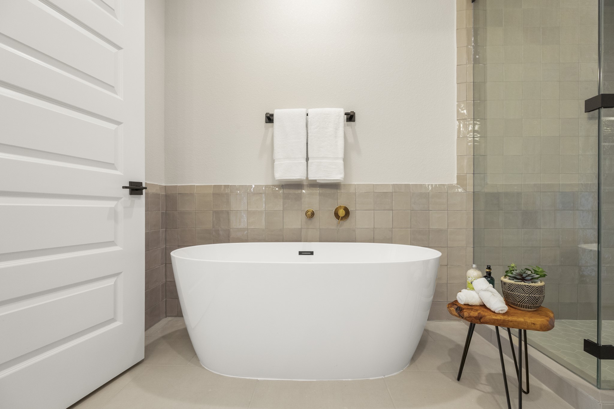 4412 Tucker Lane Seabrook, TX 77586 - Photo 17 of 41 a view of a bathtub in bathroom and bathroom