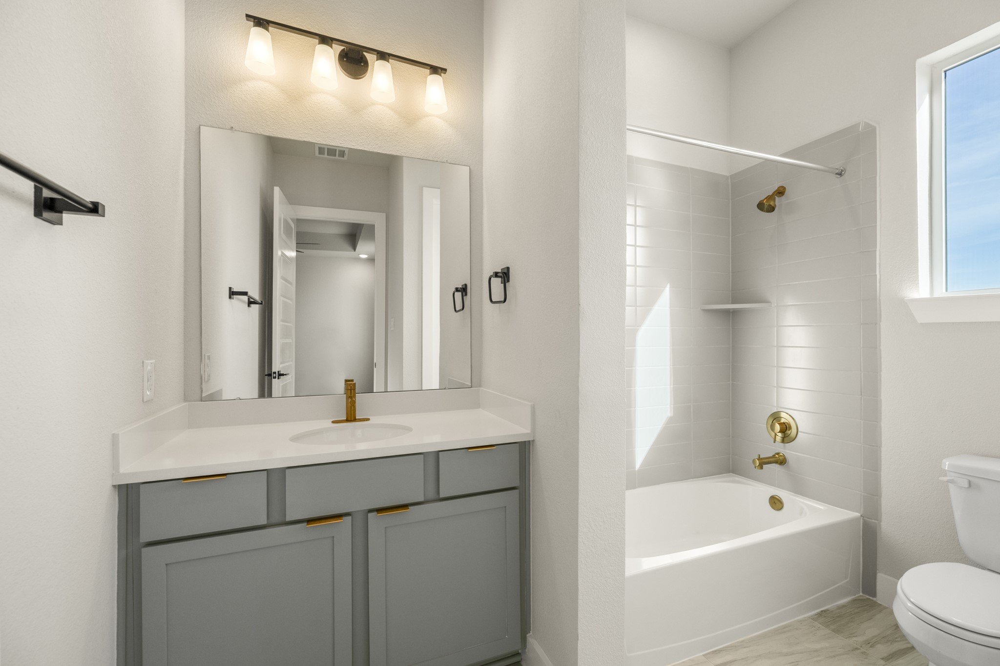 4412 Tucker Lane Seabrook, TX 77586 - Photo 26 of 41 a bathroom with a tub a sink and mirror