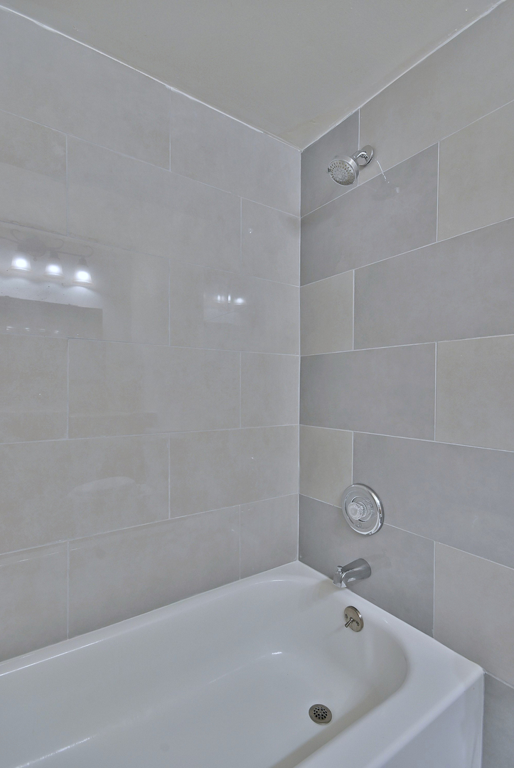 1395 Alpine Court, Unit C Hanover Park, IL 60133 - Photo 24 of 31 a bathroom with a bathtub