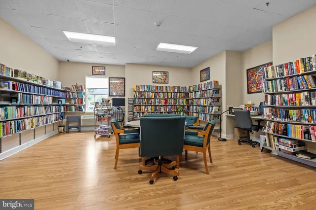 a view of yard with green space