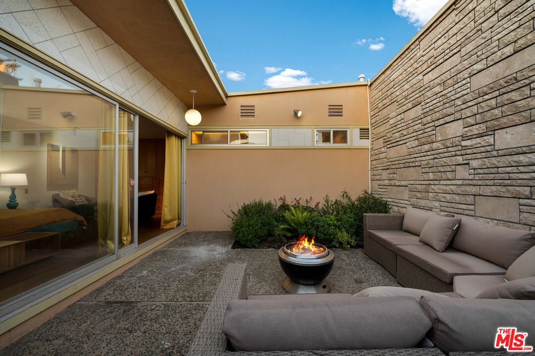 1116 Berkeley Drive Venice, CA 90292 - Photo 19 of 30 a outdoor living space with furniture
