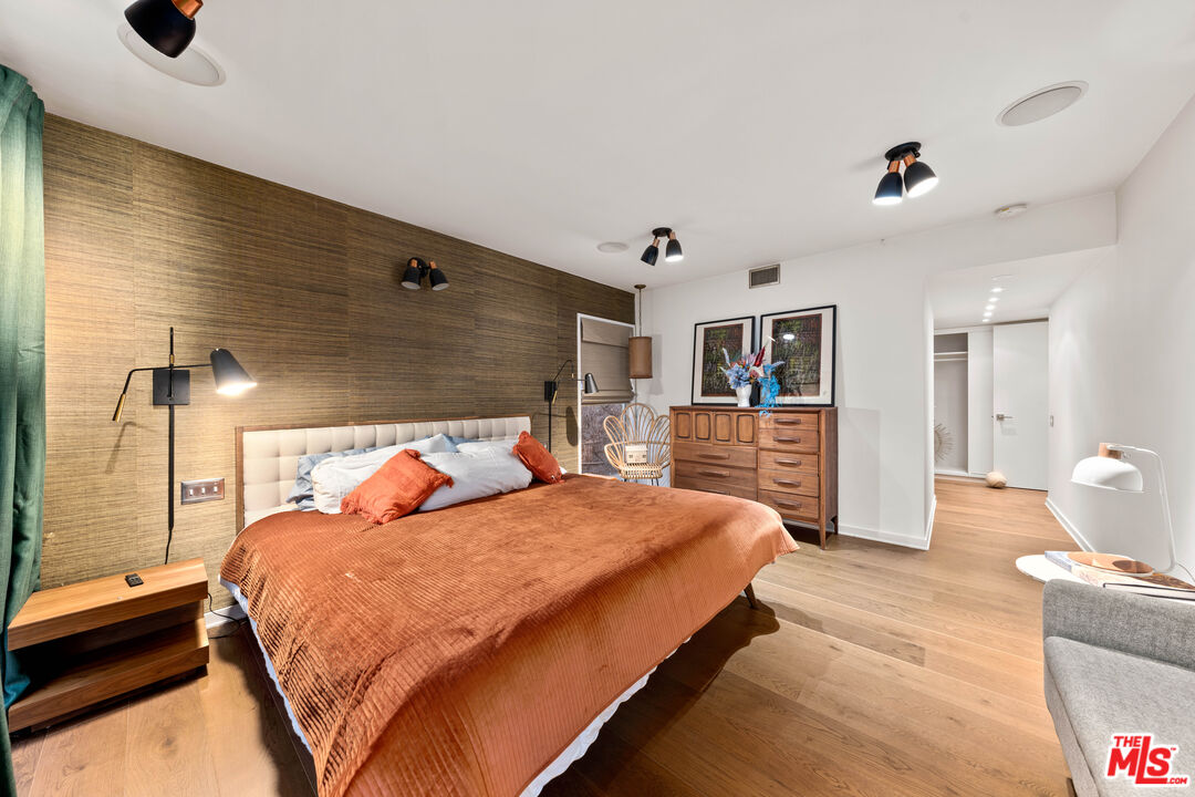 1116 Berkeley Drive Venice, CA 90292 - Photo 22 of 30 a bedroom with a large bed and a dresser