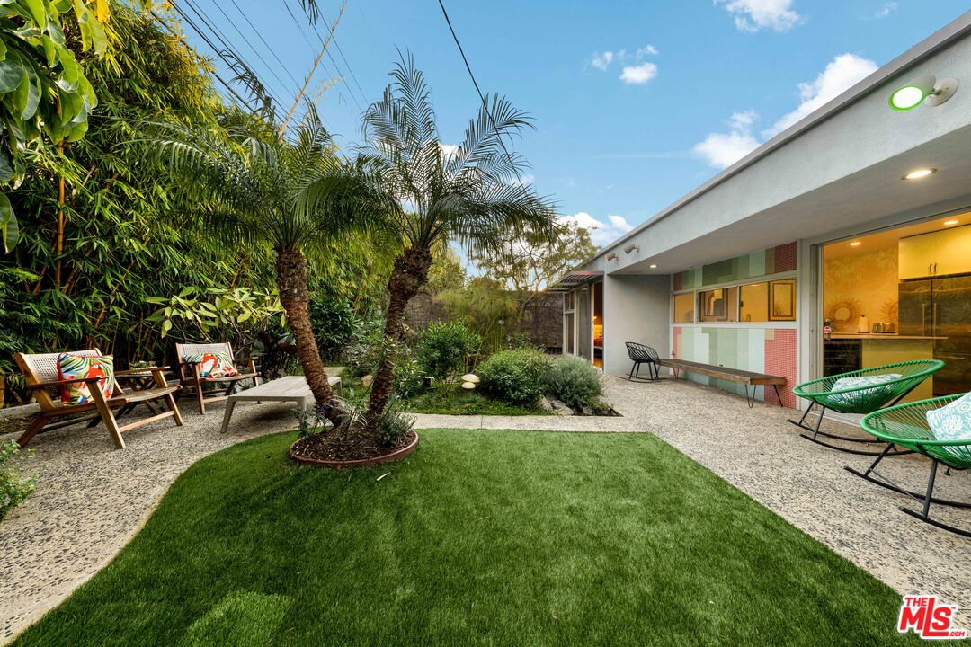 1116 Berkeley Drive Venice, CA 90292 - Photo 29 of 30 a garden view with a seating space