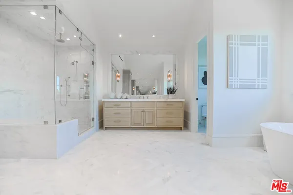 $19,995,000 | 1072 Amalfi Drive, Pacific Palisades, CA 90272