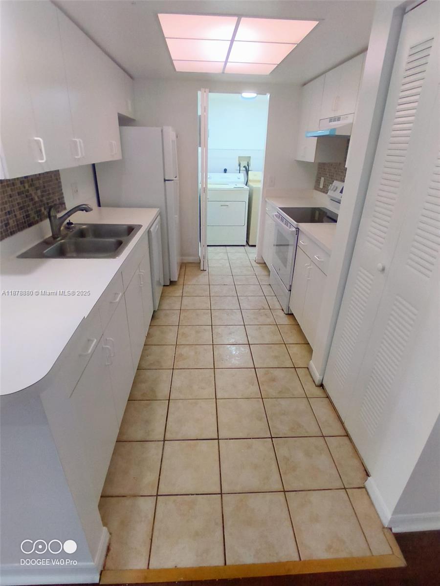 4183 Haverhill Road, Unit 712 West Palm Beach, FL 33417 - Photo 2 of 11 a bathroom with a sink and a vanity